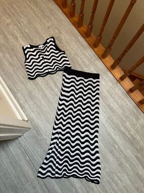 Black & White Wave Knit Midi Skirt w. Crop Top - Women